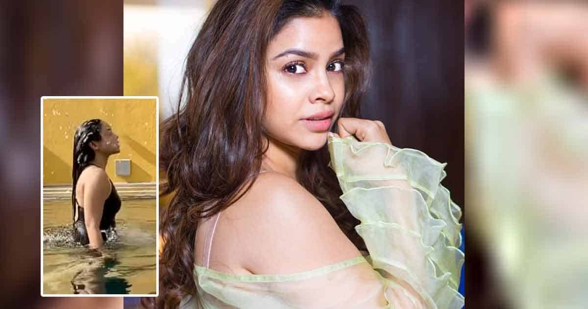 The Kapil Sharma Show Actress Sumona Chakravarti's Back Hair Flip In Black Monokini On Instagram Reels