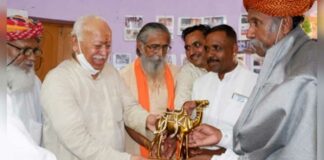 Bhagwat meets Padma Shri Anwar Khan Baeeya in Barmer