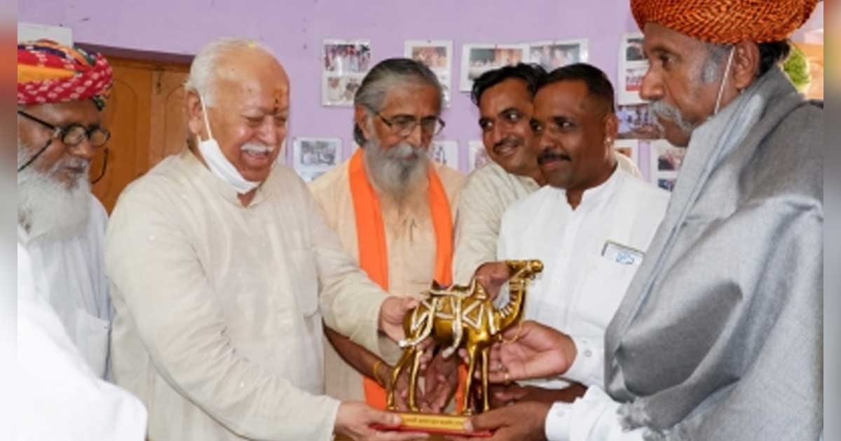 Bhagwat meets Padma Shri Anwar Khan Baeeya in Barmer