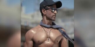 Hrithik Roshan flaunts his beefed-up biceps, pic goes viral