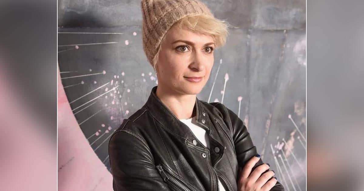 Halyna Hutchins Gets Candlelight Tribute From Hundreds Of Industry Artisans