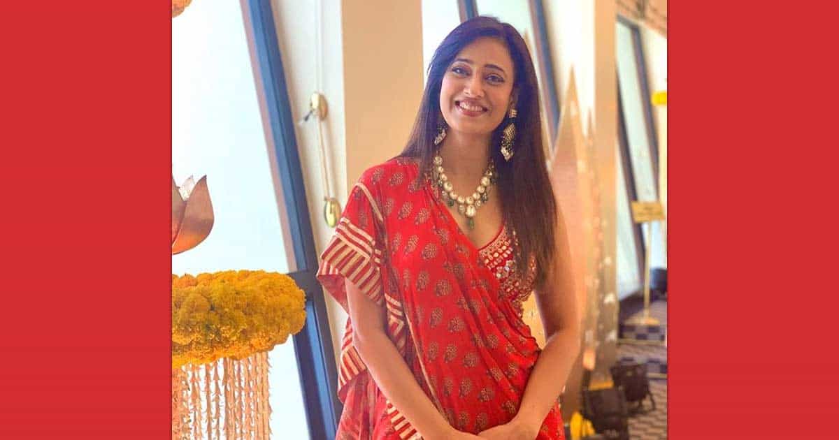 Shweta Tiwari Oozes Oomph In A Red Hot Saree Worth 38,000 - See Pics Inside