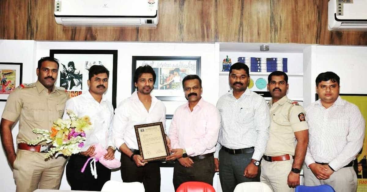 Nikhil Dwivedi Felicitated By Mumbai Police For This Reason