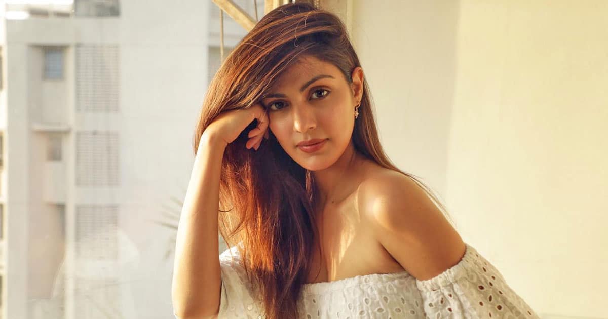 Rhea Chakraborty Goes All Black For Farhan Akhtar & Shibani Dandekar's Wedding Celebration, Adds Sass With A Louis Vuitton Bag Worth 1.49 Lakhs!
