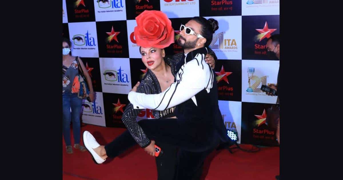 Ranveer Singh looks ROYAL in Black Suit at Hello Hall Awards; Watch Video