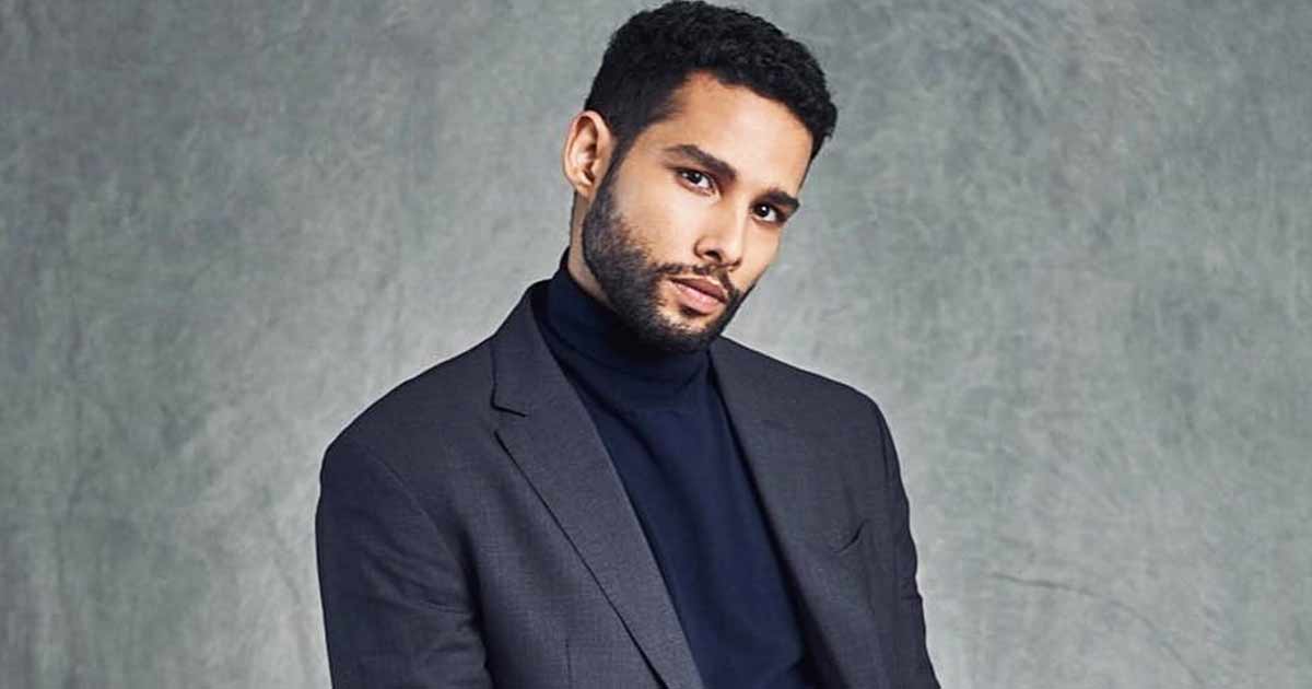 Siddhant Chaturvedi grooves to Akshay Kumar's 'Saare Bolo Bewafa'