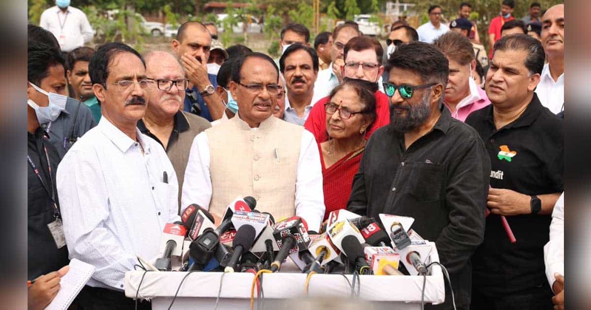 The Kashmir Files Director Vivek Agnihotri Ignores Questions Related To 'Bhopalis Are Assumed To Be Homos*xuals' After Landing In Bhopal