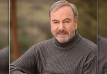 Baseball Star Neil Diamond Hums ‘Sweet Caroline’ For Fans In Rare Post-Retirement Appearance Neil Diamond croons 'Sweet Caroline' in rare post-retirement appearance