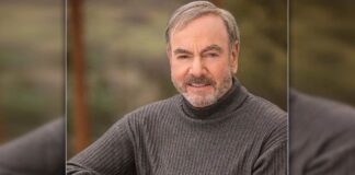 Neil Diamond croons 'Sweet Caroline' in rare post-retirement appearance