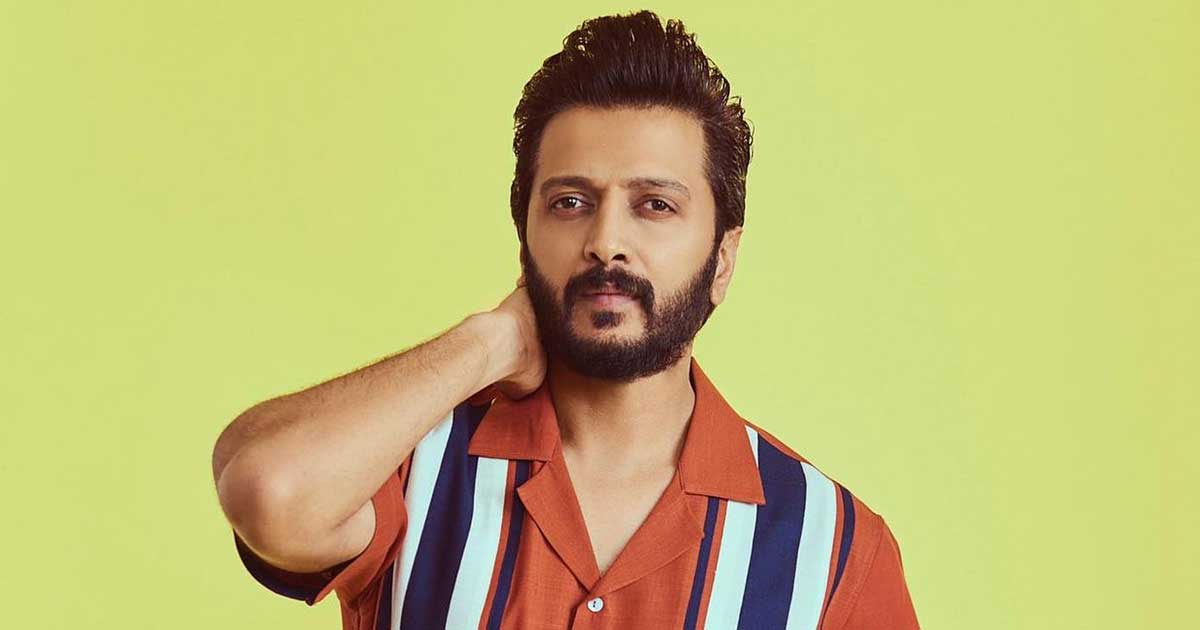 Riteish Deshmukh Shares A Goofy Pic With Kids & Wife, A Netizen Trolls Him, "Ye Bacchon Waali Harkatein Karne Se Discount Nahi Milega"