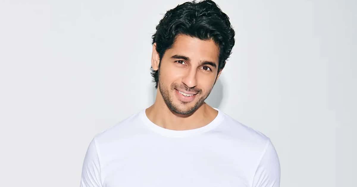 Sidharth Malhotra Gets Uncomfortable As Female Fans Too Close