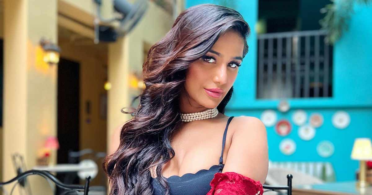 Lock Upp Star Poonam Pandey Gets Compared With Mia Khalifa As She Eats 'Paani Puri' Wearing A Backless Top