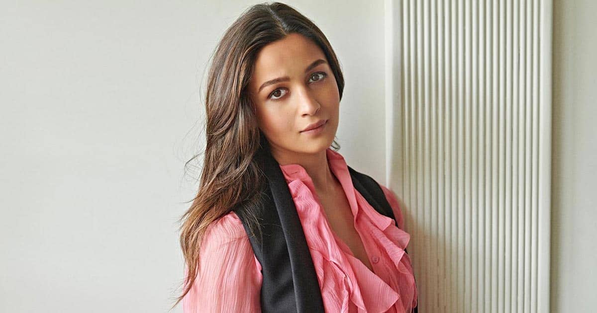 Alia Bhatt felicitated with prestigious Priyadarshni Academy’s Smita Patil Memorial Award for Best Actor