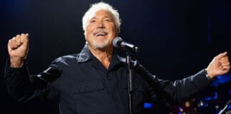Tom Jones promises to perform live till he's 100 years old
