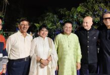 Anupam Kher Joins Talat Aziz-Anup Jalota At The Mic While Celebrating Latter’s Sangeet Natak Akademi Award Win Anupam Kher sings along with Talat Aziz-Anup Jalota at Anup Jalota's award celebration; feels this moment is nothing less than Sangeet Natak Akademi Award!
