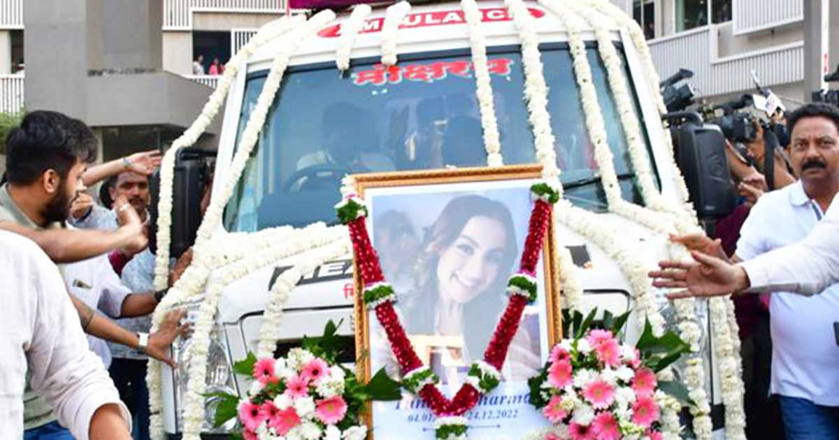 Sheezan Khan's Sister Breaks Into Tears At Tunisha Sharma's Funeral