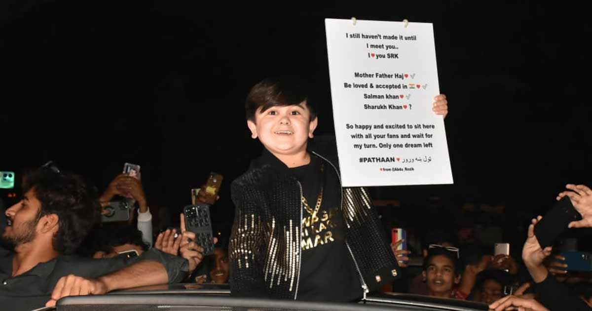 Abdu Rozik shows his love for 'Pathaan', joins SRK fans outside Mannat