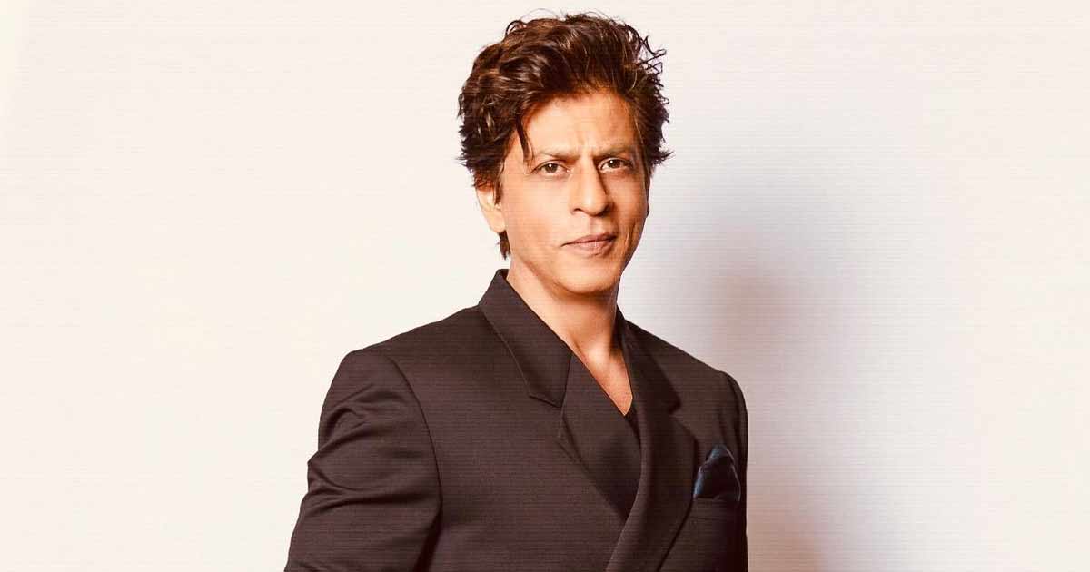 Shah Rukh Khan Helps A Girl Adjust Her Handbag Melting The Entire Internet At Once, Netizens Label Him A 'Gentleman' - Watch