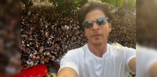 SRK gives hilarious reply to fan waiting outside Mannat to catch a glimpse of superstar