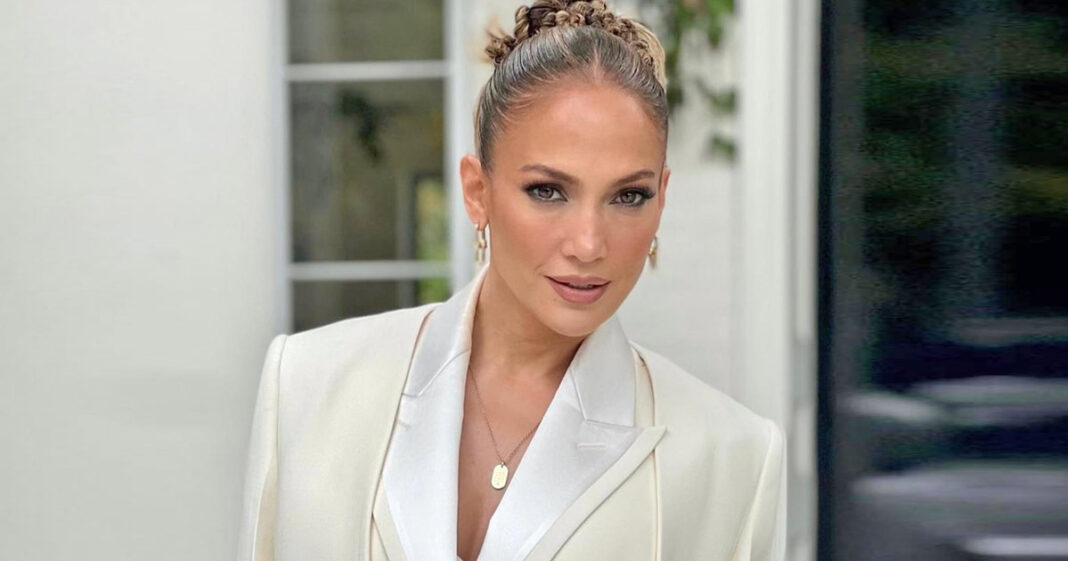 Jennifer Less When Jennifer Lopez Went Br*less At Oscars Exposing Her B**bs & N*pples ...