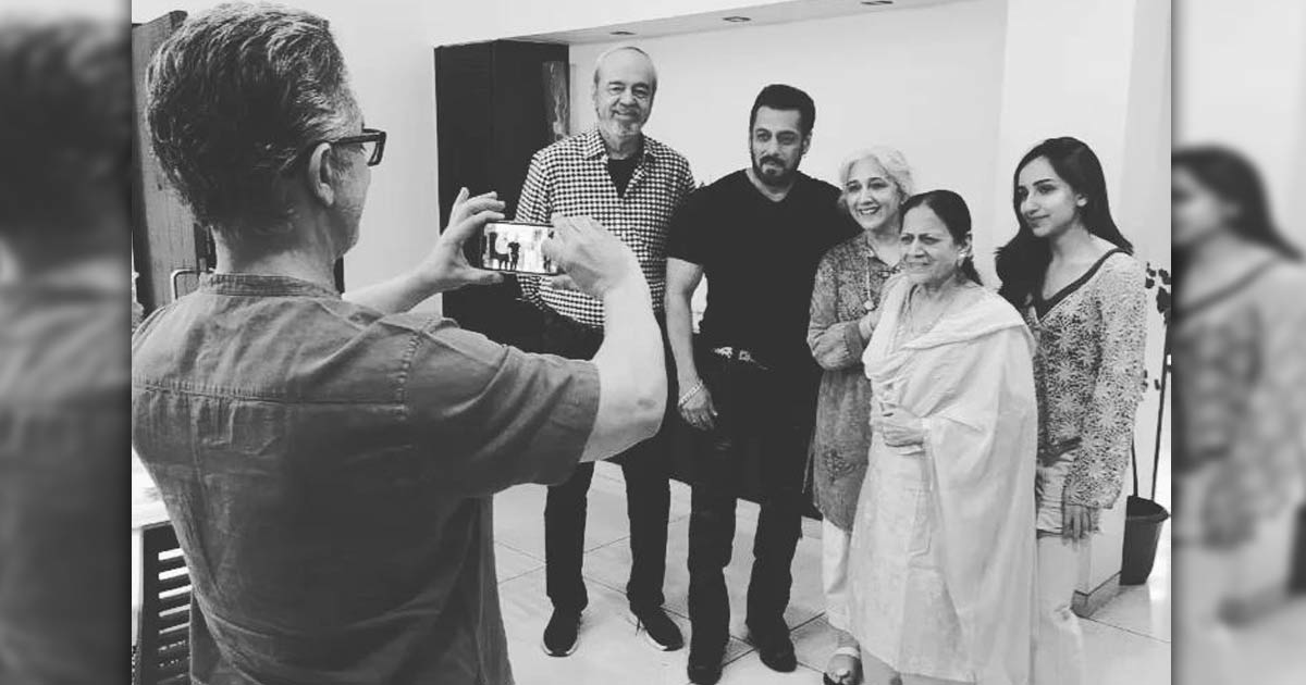 Aamir turns photgrapher as Salman poses with his family