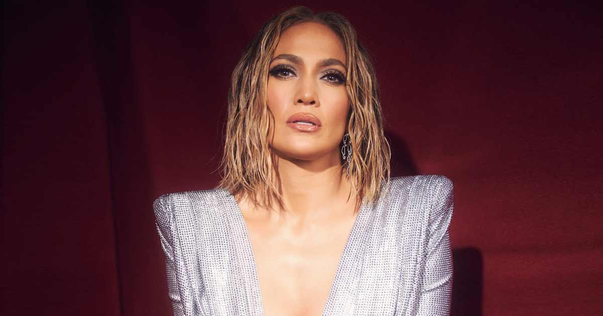 Jennifer Lopez Once Flaunted Her Cleav*ge In A Shimmery Outfit & Made Us Forget About The Reality!