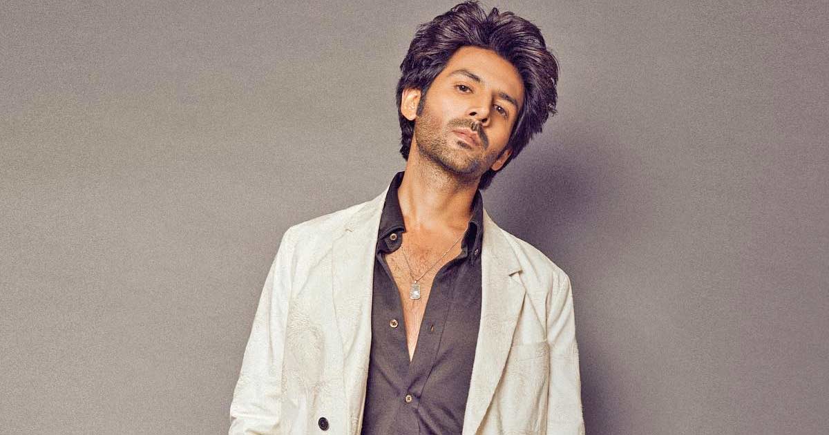 Kartik Aaryan Freezes On Stage Amidst A Live Performance, Suffers A Serious Leg Injury?