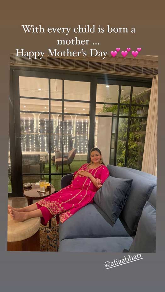 Soni Razdan shares Alia's unseen picture flaunting baby bump