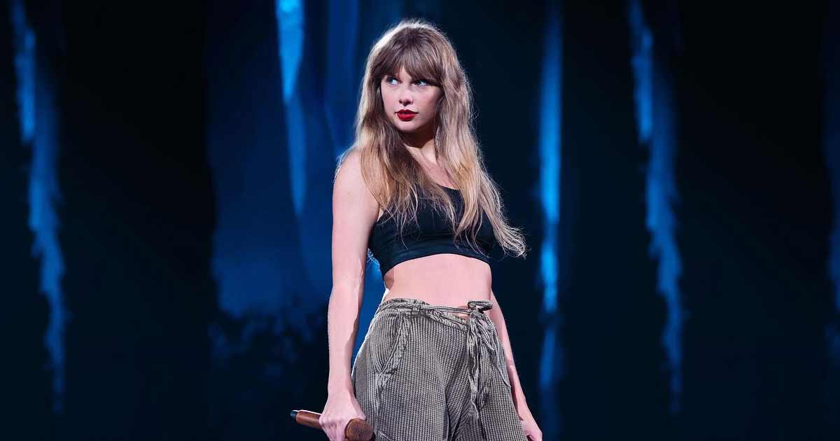 Taylor Swift makes little girl's day, signs letter from her during concert