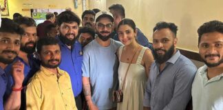 Anushka, Virat pose for a picture with Bengaluru restaurant staff