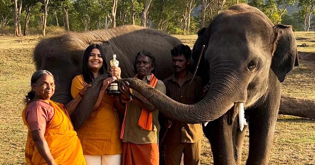 Bomman, Bellie, Bommi & Raghu of 'The Elephant Whisperers' pose with the Oscar