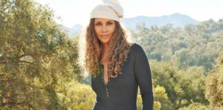 Halle Berry Poses N*de In Her Balcony For The World To See How Even At The Age Of 56 She’s Still S*xier Than Ever, Netizens Say “How Many People Zoomed In…” ‘Catwoman’ Halle Berry Enjoys A Glass Of Wine As She Strikes A S*xy Pose N*de On A Balcony, Netizens Say “I’m Jelly”