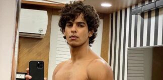 Ishaan Khatter goes shirtless in mirror selfie, flaunts perfect abs