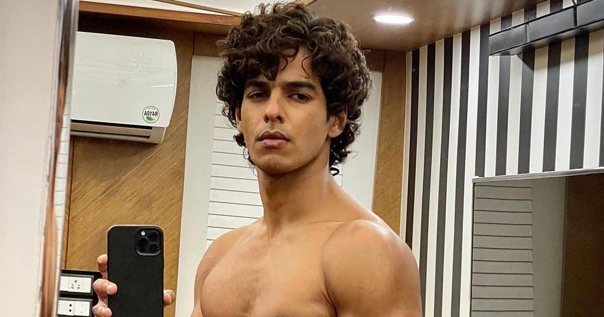 Ishaan Khatter goes shirtless in mirror selfie, flaunts perfect abs