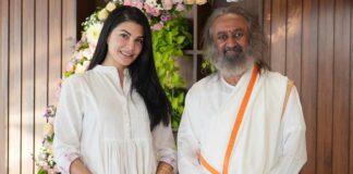 Jacqueline Fernandez meets Shri Shri Ravi Shankar; shares a positive message saying “compassion is enlightenment”