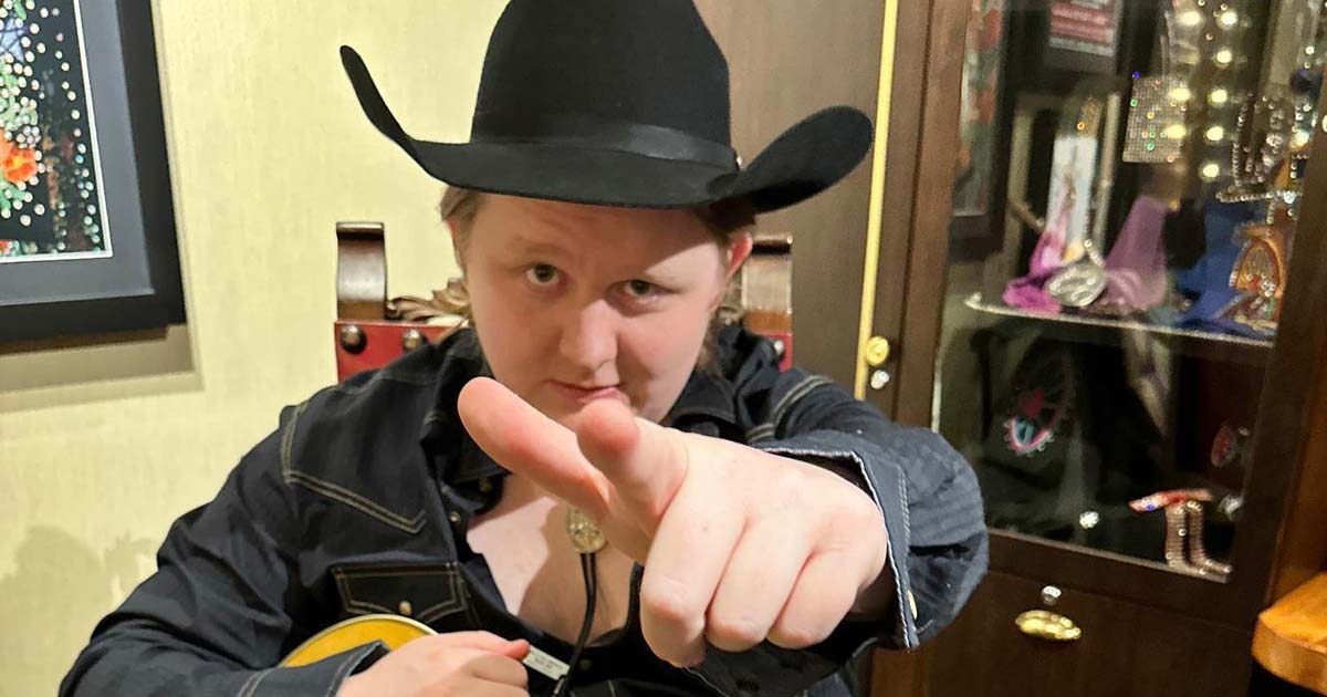 Lewis Capaldi's mum does his laundry after he 'shrunk a lot of clothes'