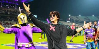 Shah Rukh Khan Poses With His Specially-Abled Old Friend As He Pecks A Kiss On His Forehead, Netizens React “Most Humble Superstar…” Shah Rukh Khan Poses With His Specially-Abled Old Friend As He Pecks A Kiss On His Forehead, Netizens React - See Video