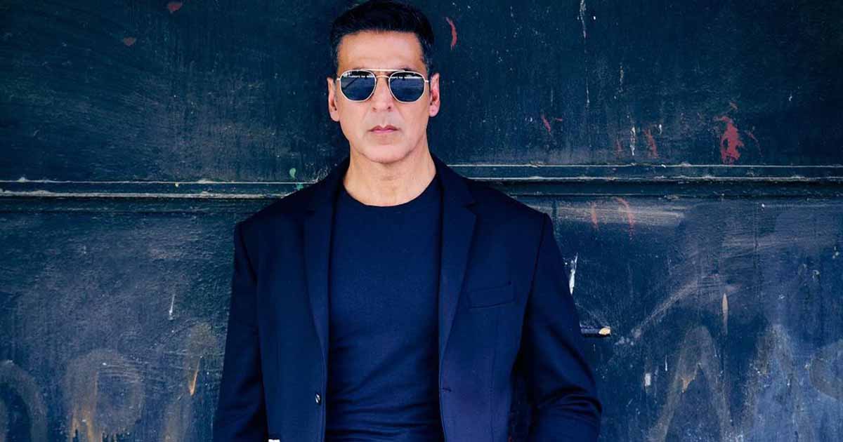 Akshay Kumar seeks blessings at Kedarnath temple, greets fans