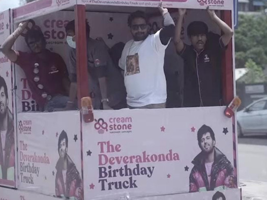 Heart of Gold! Vijay Deverakonda loves treating his fans. Here is the proof