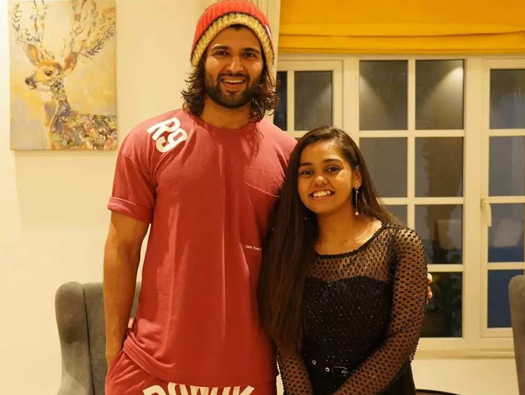 Heart of Gold! Vijay Deverakonda loves treating his fans. Here is the proof