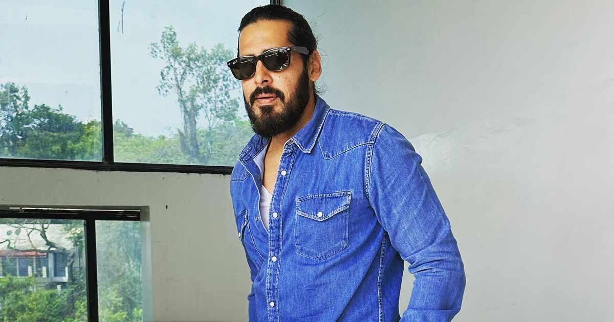 Dino Morea's phone goes dead at Mumbai airport, seeks help from paparazzi