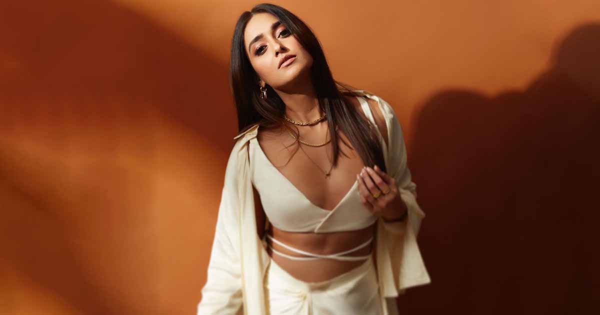 Ileana D'Cruz Gives A Blurry Glimpse Of Her Boyfriend In A New Instagram Pic As She Calls Him Her 'Rock': "On The Days I Forget To Be Kind To Myself..."