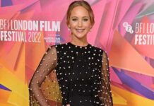 Jennifer Lawrence’s Mother Didn’t Sell Her Broken Toilet To Lee Eisenberg On Craigslist, Actress Admits To Getting “Confused About Who Bought Or Sold It” Jennifer Lawrence Clarifies Her Mother Didn’t Sell Their Broken Toilet To Lee Eisenberg On Craigslist, Actress Admits To Getting Confused