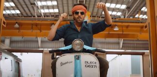 Kartik Aaryan visits Mumbai theatre, interacts with fans