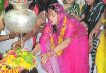Sara Ali Khan Gets Brutally Trolled For Visiting Mahakaleshwar Temple In Ujjain & Participating In Aarti; Read On