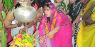 Sara Ali Khan Gets Brutally Trolled For Visiting Mahakaleshwar Temple In Ujjain & Participating In Aarti; Read On