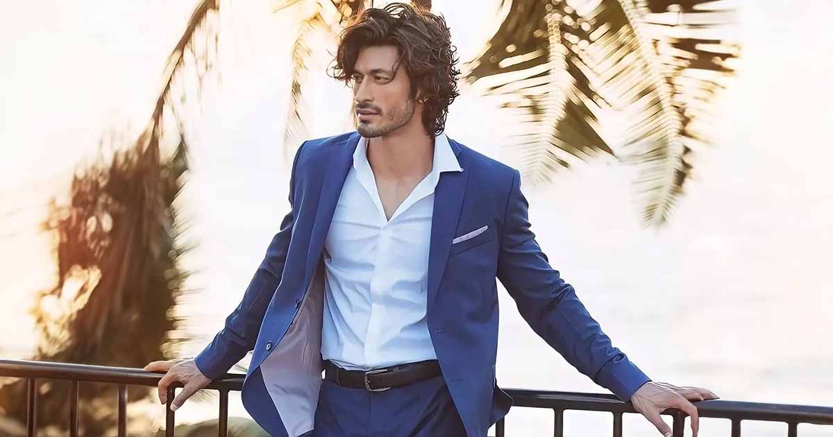 Crakk: Vidyut Jammwal Pauses Shooting For His Film To Pose For Pics With Third Gender Fans