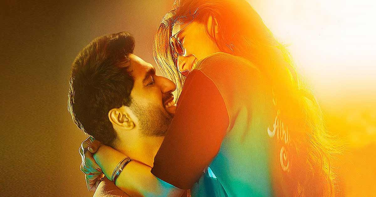 Zara Hatke Zara Bachke Movie Review
