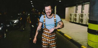 Harry Styles Plays Guitar Using His Tongue Making His Female Fans Squirt With Happiness, Netizens React “Oh, He Can Play Me Next” Harry Styles Plays Guitar Using His Tongue Making His Female Fans Squirt With Happiness, Netizens React - See Video
