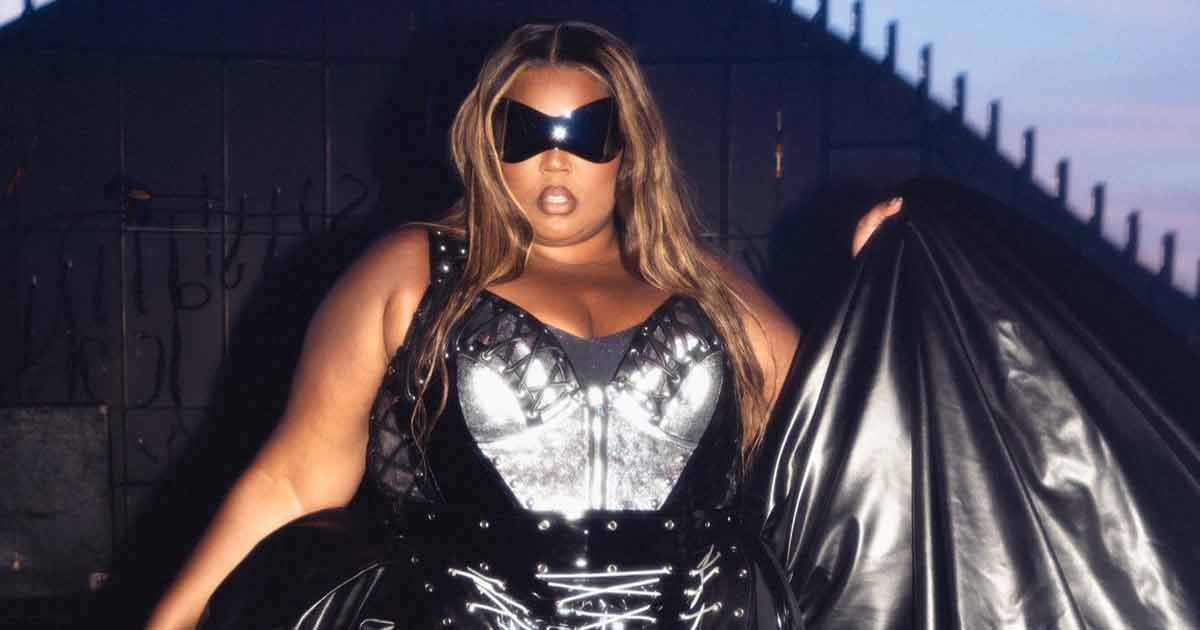 Lizzo removes skirt on-stage, slips into lace-up black leather bodysuit